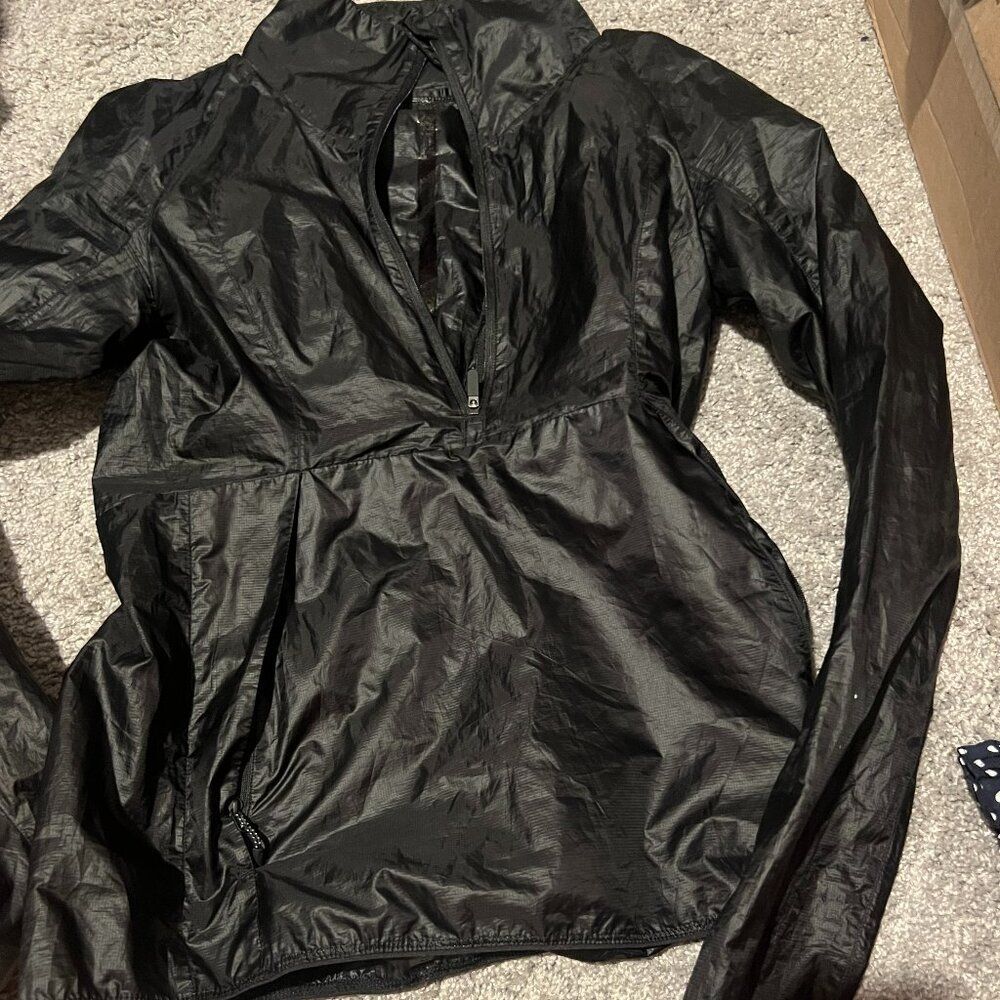 Lululemon black packable windbreaker raincoat s/m